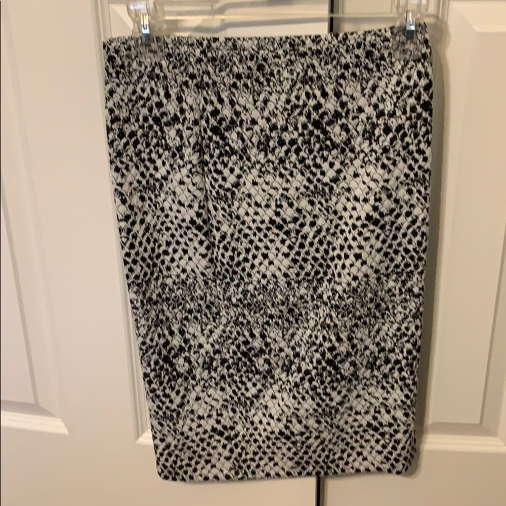 Snake print black and white skirt